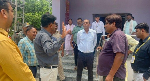अस्पताल से लेकर पंचायत तक सक्रिय दिखा प्रशासन, डीएम ने सुनी ग्रामीणों की समस्याएं
