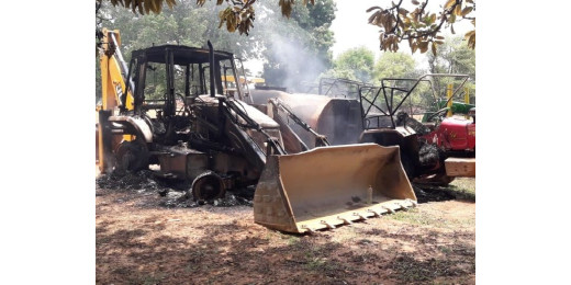 गुमला: नक्सलियों का तांडव, 8 वाहनों में लगाई आग