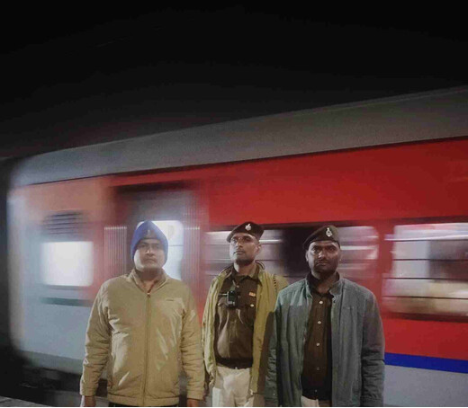 किऊल-बड़हिया रेलखंड पर सघन जांच, लावारिस बैग से विदेशी शराब जब्त