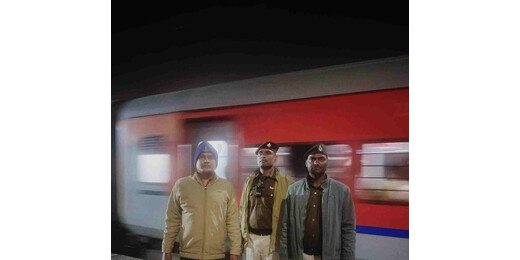 किऊल-बड़हिया रेलखंड पर सघन जांच, लावारिस बैग से विदेशी शराब जब्त