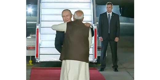 भारत पहुंचे रूसी राष्ट्रपति पुतिन, पीएम मोदी ने गले लगाकर किया स्वागत