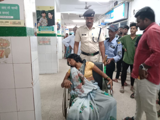 चलती ट्रेन से कूदी महिला, सिर में आई गंभीर चोट, अस्पताल में भर्ती