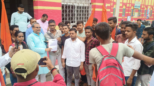 लंगट सिंह महाविद्यालय में शैक्षणिक अराजकता व अन्य मुद्दे को लेकर प्राचार्य को सौंपा 13 सूत्री मांग पत्र