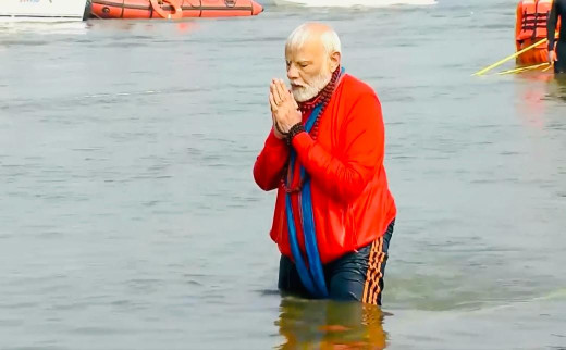 भगवा टीशर्ट और रुद्राक्ष की माला पहन PM मोदी ने संगम में लगाई डुबकी