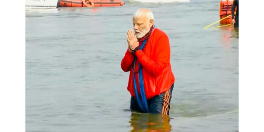 भगवा टीशर्ट और रुद्राक्ष की माला पहन PM मोदी ने संगम में लगाई डुबकी