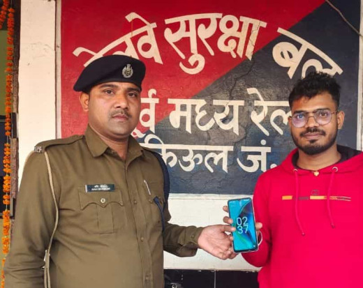 ऑपरेशन अमानत के तहत खोया मोबाइल किया यात्री को सुपुर्द