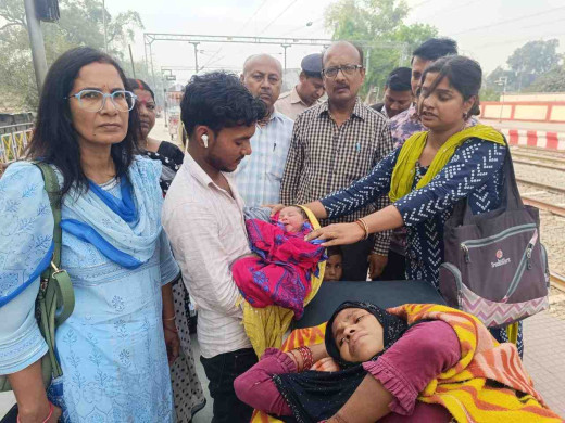 चलती ट्रेन में गूंजी किलकारी, सप्त क्रांति एक्सप्रेस में महिला ने दिया बच्ची को जन्म