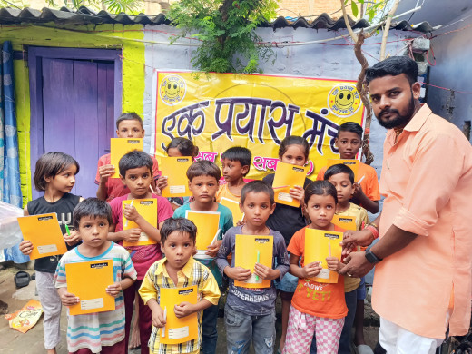 एक प्रयास मंच ने गरीब बच्चों के बीच मनाया गया दीपावली का जश्न