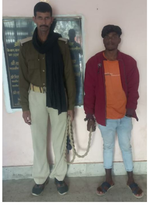 अवैध शराब के कारोबार पर छापेमारी, 2 लीटर महुआ चुलाई शराब बरामद