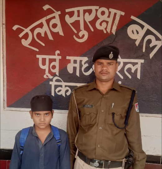 किऊल आरपीएफ ने लावारिस बच्चे को सुरक्षित पहुंचाया बाल कल्याण समिति