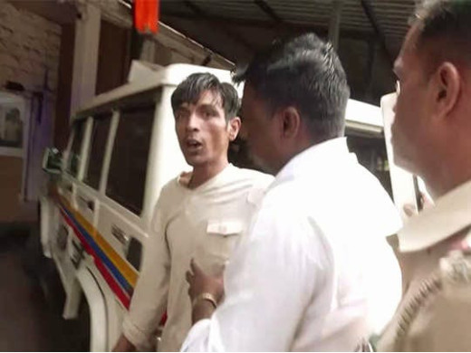 सैफ अली खान पर हमला करने वाला संदिग्ध गिरफ्तार, पुलिस कर रही है पूछताछ