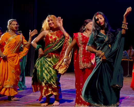 अपना महोत्सव के समापन पर कौआ हकनी की गूंज, लोक संस्कृति से सराबोर रही प्रेमचंद रंगशाला