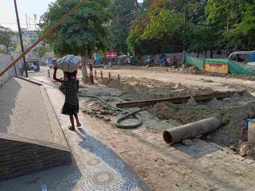 स्मार्ट सिटी परियोजना में बार-बार सड़क निर्माण से राहगीर परेशान