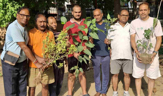 पर्यावरण भारती की पहल: मां की स्मृति में पौधारोपण, मानसिक स्वास्थ्य पर भी हुई चर्चा
