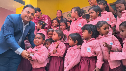 आंगनबाड़ी केंद्र में 40 बच्चों को मिली नई पोशाक, डीएम ने किया वितरण