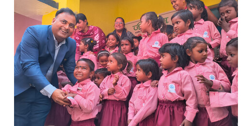 आंगनबाड़ी केंद्र में 40 बच्चों को मिली नई पोशाक, डीएम ने किया वितरण