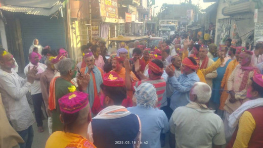 बुढ़वा मंगल होली पर बुजुर्गों ने जमकर खेली फूलों और गुलाल की होली