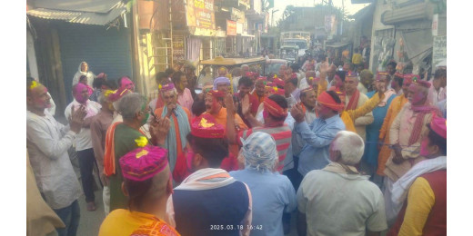 बुढ़वा मंगल होली पर बुजुर्गों ने जमकर खेली फूलों और गुलाल की होली