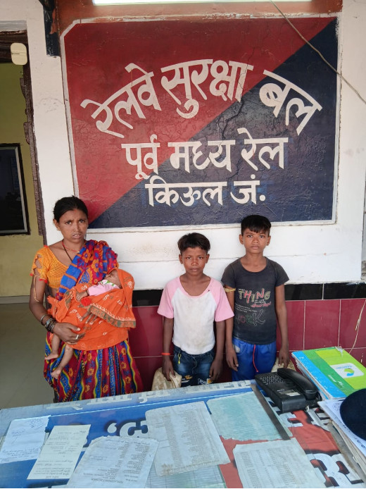 रेलवे सुरक्षा बल किऊल द्वारा ऑपरेशन नन्हे फरिश्ते के तहत दो बच्चों को भीख मांगते हुए पकड़ा गया