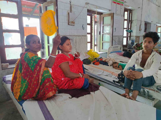 सदर अस्पताल के जनरल वार्ड में भीषण गर्मी से बेहाल मरीज और उनके परिजन