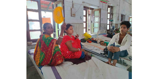 सदर अस्पताल के जनरल वार्ड में भीषण गर्मी से बेहाल मरीज और उनके परिजन