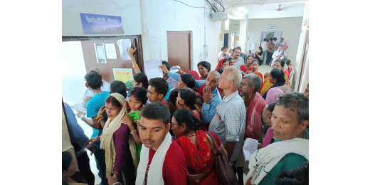 भीषण गर्मी में पैथोलॉजी में मरीजों को करनी पड़ी लंबी इंतजार, पानी और व्यवस्था का अभाव