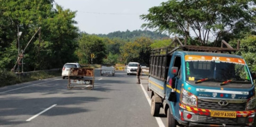 पिठौरिया चेक पोस्ट पर चेकिंग के दौरान सीमेंट व्यापारी से 67,000 रुपये जब्त