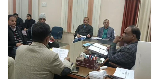 स्वच्छता संबंधी कार्यों को लेकर डीएम ने की अधिकारियों संग बैठक