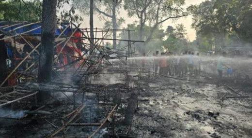 चास पटाखा बाजार में भीषण आग, 55 दुकानें जलकर खाक, अफरा-तफरी के बीच हुई लूटपाट