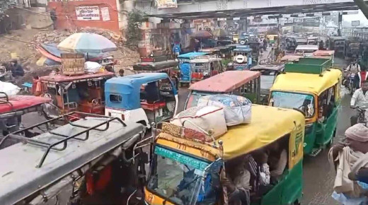 शहर में ट्रैफिक कंट्रोल बना पुलिस जवानों का सिरदर्द