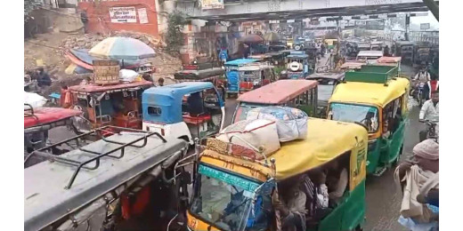 शहर में ट्रैफिक कंट्रोल बना पुलिस जवानों का सिरदर्द