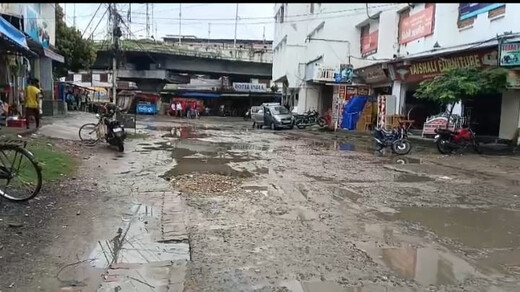 चंद्रलोक चौक की जर्जर सड़क पर बारिश बनी मुसीबत, स्थानीयों ने उठाई मरम्मत की मांग