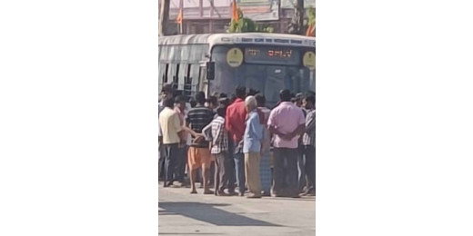बस के खम्भे से टकराई महिला, हुई मौत
