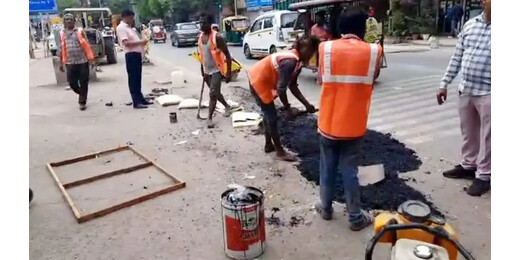 मानसून से पहले दिल्ली सरकार का गड्ढा मुक्त सड़क अभियान शुरू, एक दिन में भरेंगे 3,400 गड्ढे