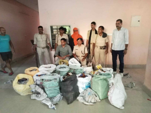 288 लीटर विदेशी शराब की खेप के साथ पिकअप जब्त, तीन तस्कर और दो शराबी गिरफ्तार