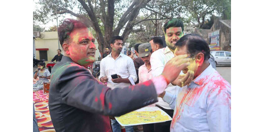 समाहरणालय परिसर में होली मिलन समारोह, डीएम ने दिया सौहार्द और पर्यावरण संरक्षण का संदेश