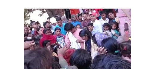 वैलेंटाइन डे पर प्रेमिका से मिलने गया प्रेमी, ग्रामीणों ने करवा दी शादी