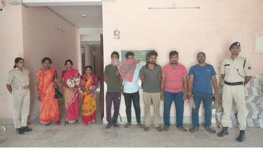 अवैध शराब के खिलाफ बड़ी कार्यवाई, तीन महिला तस्करों समेत 8 गिरफ्तार