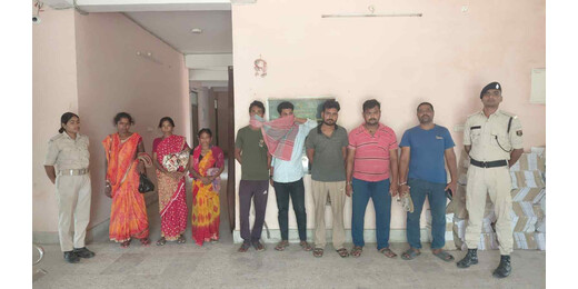 अवैध शराब के खिलाफ बड़ी कार्यवाई, तीन महिला तस्करों समेत 8 गिरफ्तार