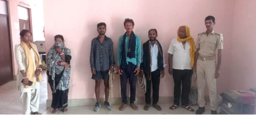 एक महिला सहित दो कारोबारी गिरफ्तार, तीन पियक्कड़ भी गिरफ्तार 