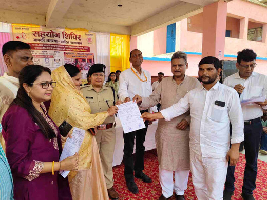 प्रभारी मंत्री ने सहयोग शिविरों का लिया जायजा, लाभार्थियों को वितरित किए प्रमाण-पत्र