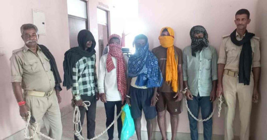 दो तस्कर समेत तीन शराबी गिरफ्तार, बाइक और 18 लीटर महुआ शराब जब्त