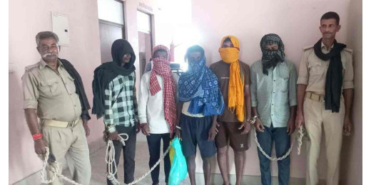 दो तस्कर समेत तीन शराबी गिरफ्तार, बाइक और 18 लीटर महुआ शराब जब्त