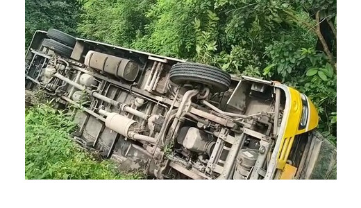 हल्द्वानी : बच्चों से भरी बस खाई में पलटी, 12 से ज्यादा बच्चे घायल