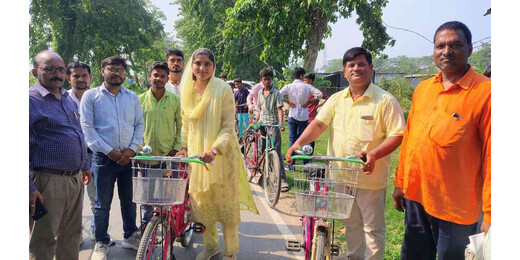 साइकिल यात्रा, पौधारोपण और स्वच्छता अभियान से गूंजा मीनापुर, युवाओं ने दिखाई जागरूकता