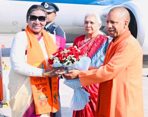 महाकुंभ 2025 : प्रयागराज पहुंची राष्ट्रपति द्रौपदी मुर्मू, सीएम योगी ने किया स्वागत