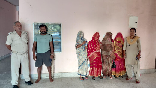 शराबबंदी कानून उल्लंघन में चार महिला धंधेबाज और एक शराबी गिरफ्तार
