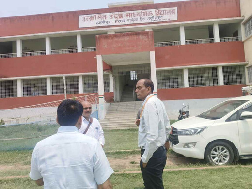 डीएम का स्कूलों में औचक निरीक्षण, आधारभूत सुविधाएं दुरुस्त करने के निर्देश 