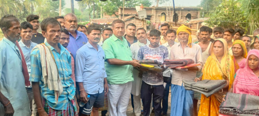 पूर्व मंत्री ने भटौना के अग्नि पीड़ित परिवारों के बीच राहत सामग्री का वितरण