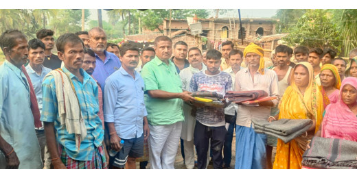 पूर्व मंत्री ने भटौना के अग्नि पीड़ित परिवारों के बीच राहत सामग्री का वितरण